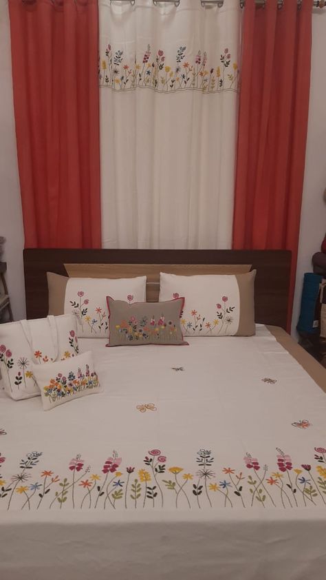 Painted Bed Sheets Design, Kushan Cover Design Handmade, Hand Embroidery On Bedsheets, Bedsheet Kadai Design, Bed Chadar Design Hand Work, Bedsheet Designs Embroidery, Hand Work Bedsheets Design, Fabric Paint Designs For Bedsheets, Bedsheets Designs Embroidery