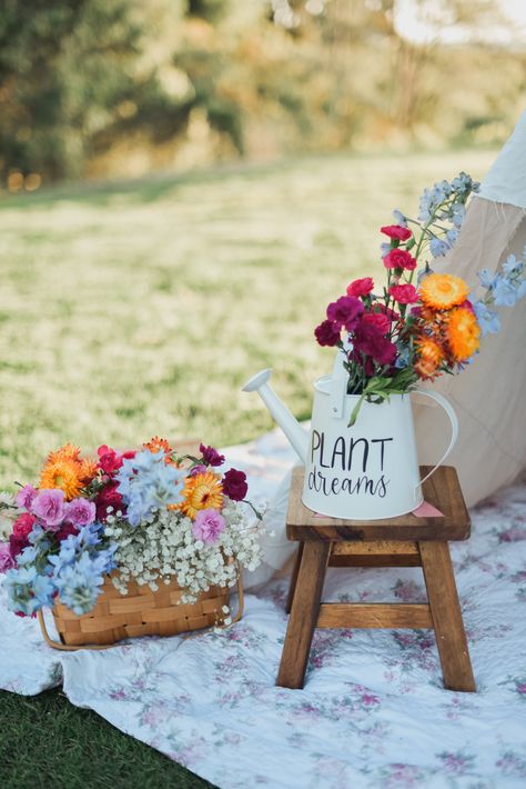 Spring mini sessions, flowers, spring. Spring Photo Session Ideas, Mini Shoots Ideas, Spring Photoshoot Props, Photo Minis Ideas, Diy Spring Photoshoot Kids, Mommy And Me Floral Photoshoot, Spring Set Up Photography, Spring Photoshoot Setup, Egg Chair Photoshoot Outside