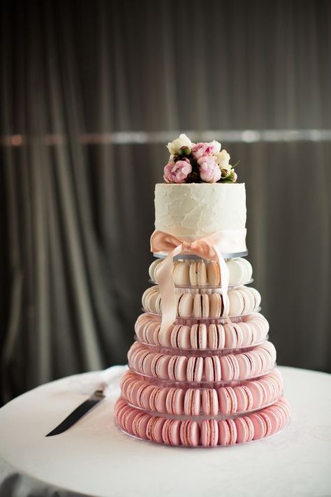 Stunning wedding macaron cake from a Sydney wedding. Even if you have a small gathering you can have a lavish looking cake. Macaroons Wedding, Kek Kahwin, Cupcake Fondant, Macaroon Cake, Wedding Macarons, Macaron Tower, Macaron Cake, Torte Cupcake, Wedding Cake Inspiration