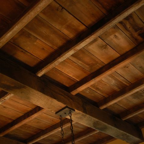 Wood Ceiling Cabin, Wood Wall And Ceiling Design, Raw Wood Ceiling, Open Wood Ceiling, Celing Roof Design Bathroom, Barnwood Beams Ceiling, Old Wood Ceiling, Wood Ceilings And Floors, Rustic Wood Ceiling Living Room