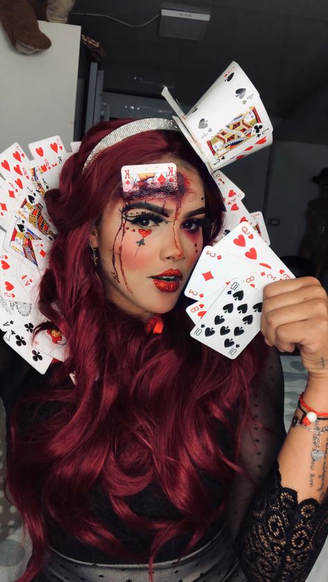 Queen Of Hell Costume, Scary Queen Of Hearts Costume, Ideas De Fantasias Halloween, Queen Of Heart Makeup, Queen Of Hearts Costume Halloween, Costume Ideas Alice In Wonderland, Queen Of Hearts Hairstyles, Queen Of Hearts Makeup Halloween, Queen Of Hearts Costume Ideas