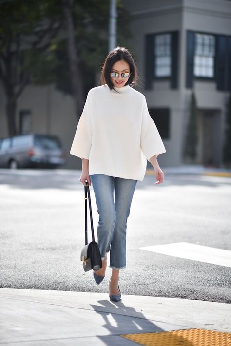 Casual Friday Winter Streetstyle, Jeans Pumps, 9to5chic Outfits, Minimalist Moda, Denim Street Style, Looks Jeans, Minimal Street Style, Elegante Casual, White Sweater