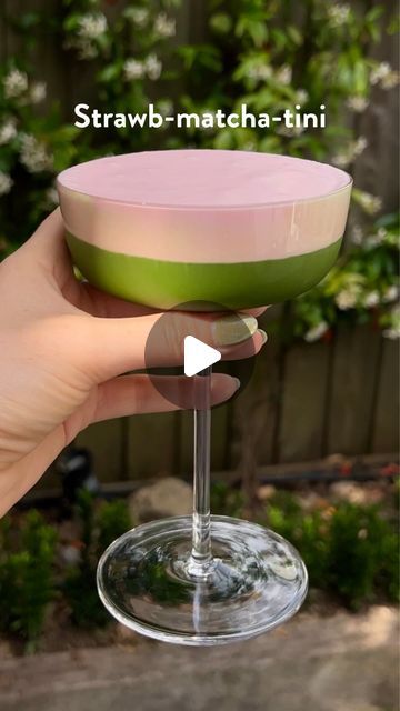 JENKI Matcha on Instagram: "STRAWB-MATCHA-TINI 🍓🍵🍸   Matcha lattes with strawberry cold foam have been living rent free in our minds. So we’ve teamed up with @smirnoffeurope to put a Matcha Mixology spin on them.   The result? A smooth and delicious matcha martini topped with a creamy strawberry cold foam! Odds are, you’re gonna seriously love this one. Recipe below 👇  💚 Ingredients:   1 tbsp freeze dried strawberry powder  100ml heavy whipping cream 100ml milk   1 JENKI Matcha shot (1 tsp of JENKI whisked in 30ml warm water)  40ml Smirnoff No.21 40ml barista coconut milk  15ml vanilla simple syrup (made by boiling 1 cup sugar, 1 cup water, 1 tbsp vanilla bean extra) 1 tbsp of aquafaba  Ice  💚 How to:   1. Start by prepping your cold foam. Add your cream & milk to a tall glass, sift Matcha Martini Recipe, Matcha Martini, Strawberry Cold Foam, Vanilla Simple Syrup, Matcha Cocktail, Strawberry Martini, Strawberry Matcha, Signature Cocktails Wedding, Drinks Ideas