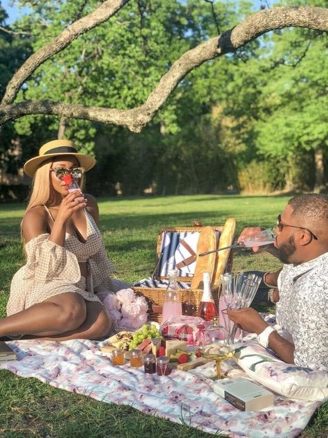 Picnic Date Outfits, Picnic Photo Shoot, Picnic Pictures, Picnic Photography, Valentine Photo Shoot, Romantic Questions, Picnic Inspiration, Country Couples, Cute Date Ideas