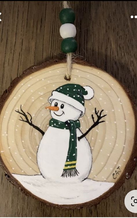 Wooden Slices Painting, Snowman Wood Ornaments, Painted Snowmen On Wood, Hand Painted Wood Ornaments Ideas, Woodburn Christmas Ornaments, Christmas Wood Slices Ideas, Wood Ornament Painting Ideas, Painted Snowman Ornaments, Wood Discs Crafts