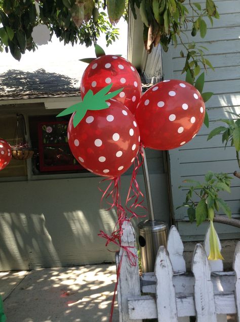 Strawberry Things Aesthetic, Strawberry Balloons, Strawberry Stuff, Fruit Birthday Party, Polka Dot Balloons, Strawberry Shortcake Birthday, Strawberry Shortcake Party, Fruit Birthday, Fiesta Tropical