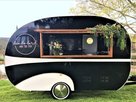 Why We're Totally Obsessed With Wedding Food Trucks (And Caravan Bars) - Wedshed Vintage Trailer Food Truck, Vintage Camper Food Truck, Rv Food Truck, Cute Food Trucks, Food Truck Camper, Mobile Bar Trailer Interior, Camper Food Truck, Caravan Food Truck, Drink Trailer