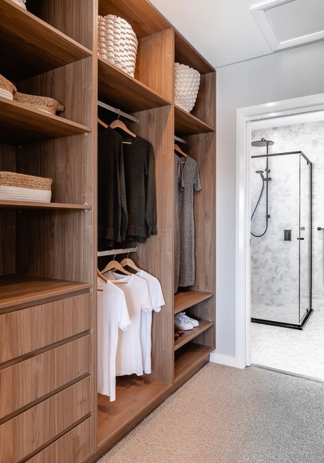 Small Walkin Closet Ideas Layout, Small Walkin Closet, Narrow Walk In Closet, Small Walk In Wardrobe, Walk In Wardrobe Design, Contemporary Closet, Dream Closet Design, Walk In Closet Design, Closet Design Layout