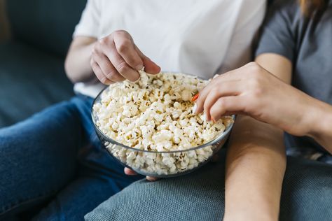 Discover the types of foods that trigger gallbladder attacks, how popcorn affects people with gallstones and if you can eat popcorn after gallbladder removal. Lemon Popcorn, Popcorn Cake, Salty Popcorn, Popcorn Treats, Cereal Treats, Marshmallow Treats, Microwave Popcorn, Kevin Bacon, Cooking Game