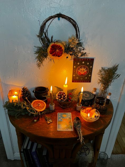 Yule House Decor, Cozy Yule Aesthetic, Yule Astetic, Witchy Yule Aesthetic, Winter Solstice Altar Ideas, Witchy Winter Decor, Yule Table Decorations, Yule Witch Aesthetic, Outdoor Yule Decorations