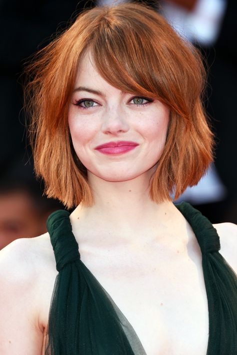 Emma Stone Hair, Shoulder Length Hair With Bangs, Light Red Hair, Bob Hairstyles For Round Face, Kadeřnické Trendy, Round Face Haircuts, Hairstyles For Round Faces, Emma Stone, Shoulder Length Hair