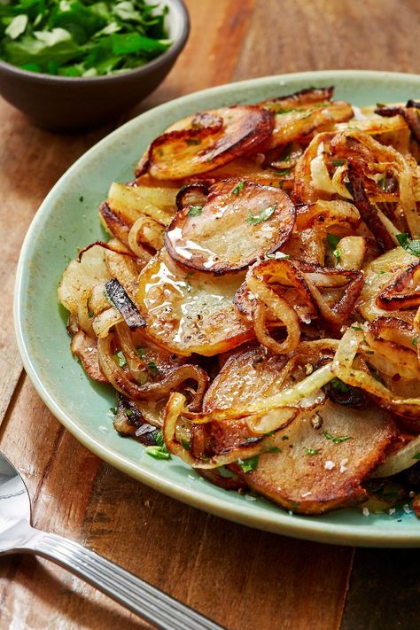 Lyonnaise Potatoes - Delish.com Dinner Ideas With Sides, Steak Dinner Ideas, Lyonnaise Potatoes, French Cooking Recipes, Steak Sides, Easy French Recipes, Potatoes And Onions, Steak Side Dishes, Potato Sides