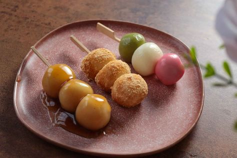 Dango dumplings are traditional Japanese sweets made of glutinous rice flour. There are various types you can make at home. Japanese Dango, Dango Recipe, Mitarashi Dango, Hanami Dango, Roasted Soybeans, Chinese Candy, Mochi Cake, Matcha Cookies, Glutinous Rice Flour