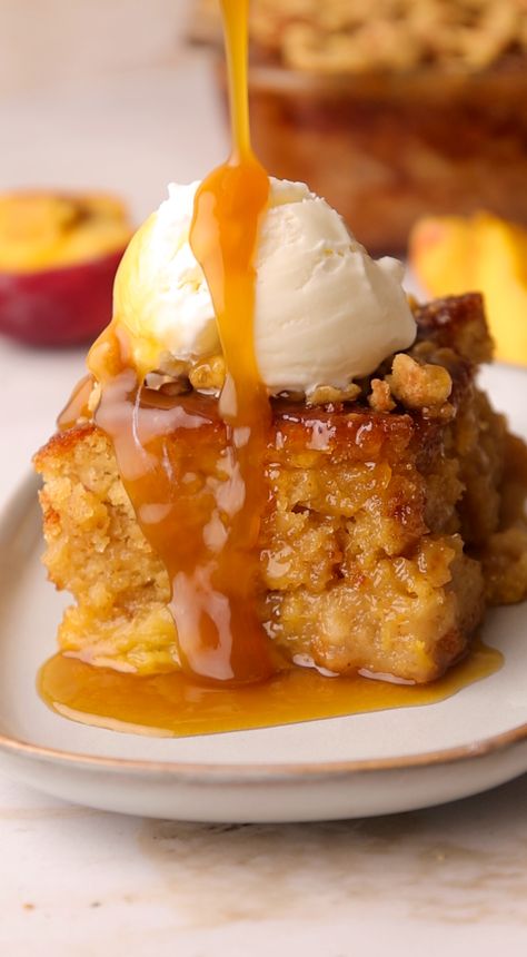 Sticky Peach Cobbler Pudding Peach Pudding Cake, Peach Sponge Pudding, Sticky Apple Pudding, Sticky Peach Cobbler Pudding, Peach Cobbler Dessert Ideas, Peach Cobbler Bread Pudding, Sticky Lemon Pudding, Gobbler Cobbler, Warm Desserts Winter