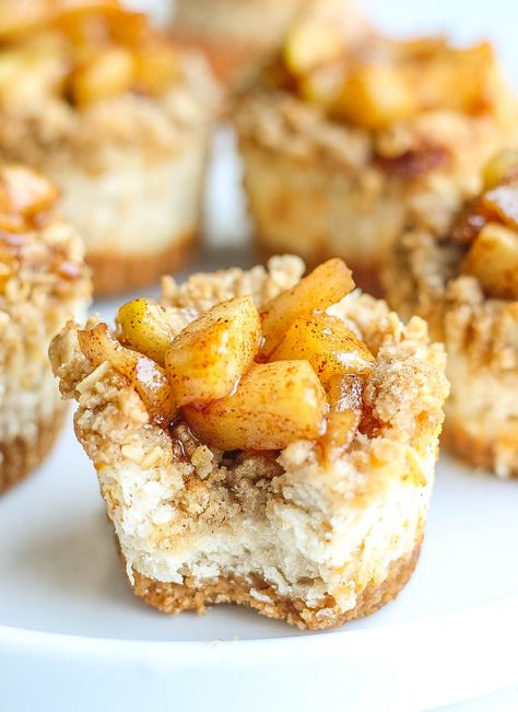 Apple Pie Cheesecake Bites, Apple Pie Cheesecake, Cinnamon Cheesecake, Apple Pastry, Cheesecake Muffins, Apple Bite, Mini Cake Pans, Pie Cheesecake, Cinnamon Streusel