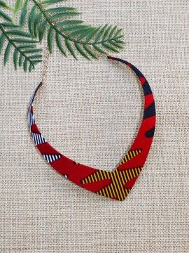 Collier Makeda / Wax batik multicolore / Collier africain / Tissu africain. Le collier Makeda est un collier ras du cou en wax ayant une pointe en V et une chaîne dorée.  Ce collier de fabrication artisanale est habillé d’un tissu wax aux motifs batiks rouge, jaune, bleu marine et gris.  FAIT MAIN Diy Hair Bow Holder, Irish Crochet Patterns, African Accessories, Knit Jewelry, Diy Yarn Crafts, African Earrings, Mixed Media Jewelry, African Necklace, Fabric Earrings