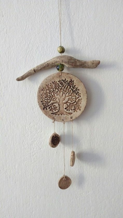 Porcelain Ornaments Ideas, Wind Chimes Craft Easy, Drift Wood Ideas Diy Projects, Ceramic Chimes, Clay Wind Chimes, Carillons Diy, Diy Keramik, Diy Wind Chimes, Pottery Handbuilding