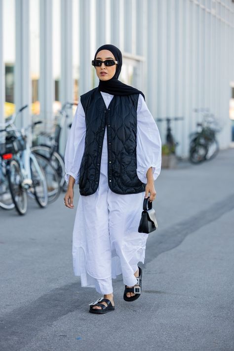 Aesthetic Modest Outfits, Goal 2024, Modest Street Style, Hijab Street Fashion, Hijabi Streetwear, Copenhagen Fashion Week Street Style, Hijab Aesthetic, Copenhagen Fashion, Fall Styles