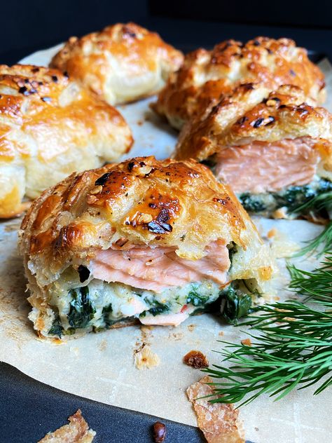 Salmon Wellington Recipe, Salmon Puffs, Salmon Wellington, Spinach Filling, Cheesy Spinach, Dinner Guests, Fish Dinner, Puff Pastry Recipes, Meals Recipes