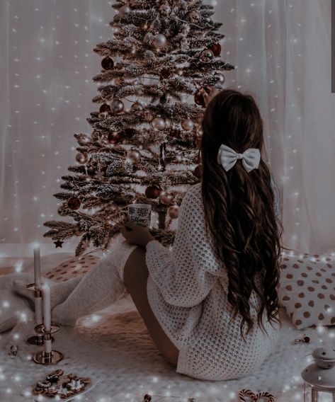 Cute Christmas Photoshoot Ideas, Christmas Photo Instagram, Christmas Tree Picture Ideas, Photo With Christmas Tree, Sweater Photoshoot Picture Ideas, Christmas Shoot Ideas Model, December Photoshoot Ideas, Christmas Tree Photo Ideas, Christmas Filter