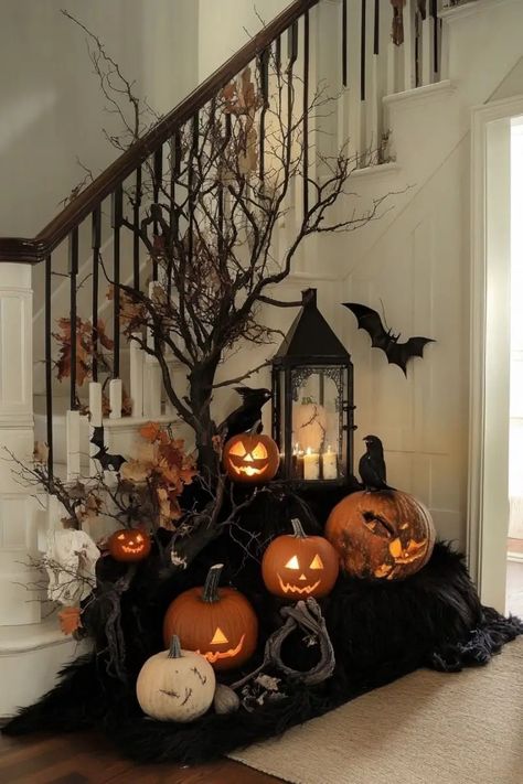 Halloween Decor Hallway, Halloween Foyer Decorating Ideas, Halloween Entrance Decor, Entryway Halloween Decor, Halloween Foyer, Halloween Entryway Decor, Halloween Hallway, Halloween Decor Diy Indoor, Haloween Decor