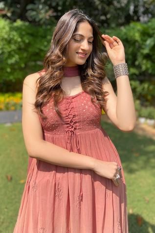 Anarkali Dress Sleeveless, Sleeveless Anarkali Dress, Ombre Anarkali, Sleeveless Anarkali, Chikankari Anarkali Suits, Desi Wardrobe, Simple Frock, Simple Kurta, Simple Frock Design