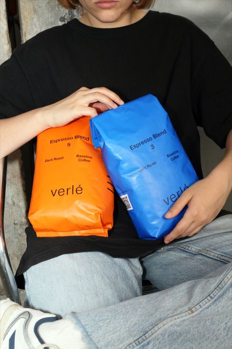 When it comes to minimalistic packaging designs, I'm almost always a fan. There's something special about simplicity; it's crisp, allowing the focus to be on the product itself, an act of brand courage. Verlé's coffee bag packaging is highly unembellished but makes for an elegant design. The soft-hued bags are fused with a plain, sans-serif typeface making for a design that relies on the strength of white space. Coffee Bag Packaging, Bean Bag Design, Coffee Bag Design, Coffee Bean Bags, Packaging System, Coffee Pack, Cafe Shop Design, Cool Packaging, Packaging Designs