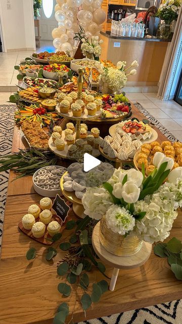 Alex Kamper | Kamper’s Kitchen on Instagram: "Bubbles and pearls to celebrate today’s graduation girlie! 🥂🫧🎓⁣ ⁣ ⁣ ⁣ #kamperskitchen #graduation #party #lunch #graduationparty" Lunch Buffet Ideas Parties, Party Display Ideas, Party Table Ideas, Desert Buffet, Graduation Party Table, Buffet Ideas, Grazing Board, Food Buffet, Lunch Buffet