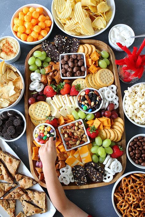 Make a Sweet and Salty Snack Board for your next party. The perfect snacks for easy entertaining! Salty Sweet Snacks, Bowl Party Food, Decorações Com Comidas, Snack Board, Easy Entertaining, Think Food, Salty Snacks, Snacks Für Party, Cheese Platters