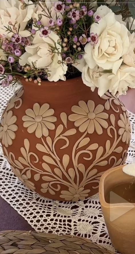 Mexican Pottery Wedding, Diy Cantaritos Centerpieces, Barro Wedding Decor, Diy Talavera Pottery, Modern Mexican Fiesta, Charro Wedding Ideas, Elegant Mexican Theme Party, Mexican Boho Decor, Mexican Pottery Decor