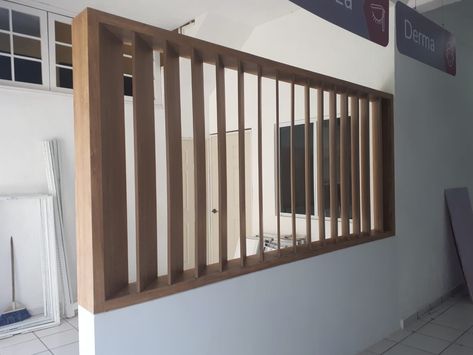 Half Wall Entryway Ideas, Half Wall Room Divider Entrance, Pony Wall Ideas Room Dividers, Pony Wall Ideas, Half Wall Room Divider, Half Wall Ideas, Column Ideas, Dnevni Boravak, Timber Staircase