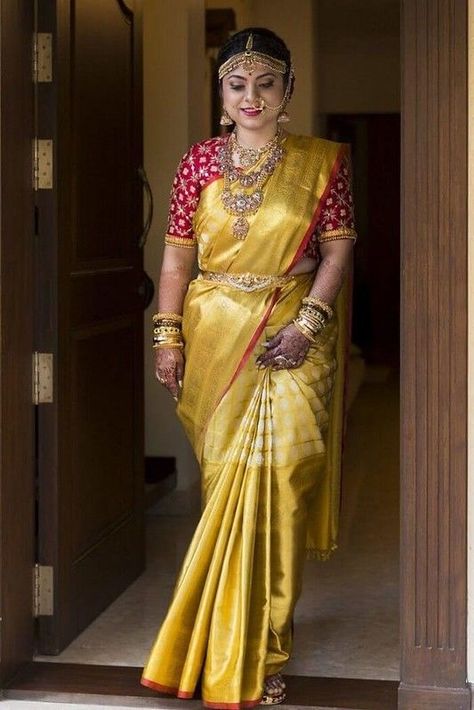 Gorgeous Thick Bridal Kanjeevaram Border Ideas | WedMeGood Golden Sarees, Golden Saree Blouse Designs, Blouse Photography, Sari Ideas, Saree Bride, Saree With Contrast Blouse, Saree Pattern, Gold Saree, Golden Saree