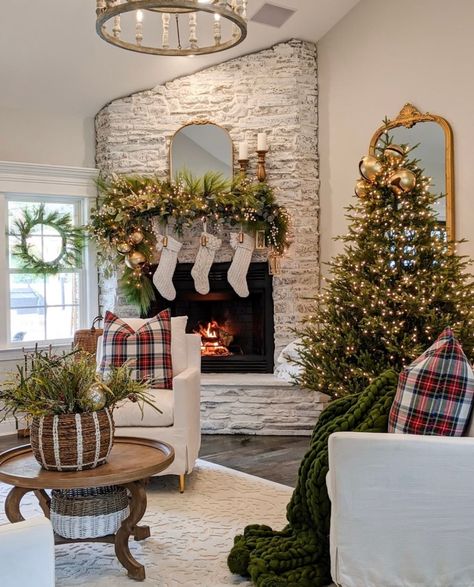 Cozy Christmas Decor, Christmas Fireplace Decor, Days Till Christmas, Christmas Decor Inspiration, Christmas Mantel Decorations, Christmas Decorations Living Room, Christmas Mantle, Christmas Fireplace, Christmas Mantels