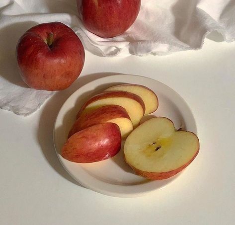 APPLE SLICES Apple Slices, Cafe Food, Pretty Food, I Love Food, Aesthetic Food, Love Food, Health Food, Apples, Food Photography