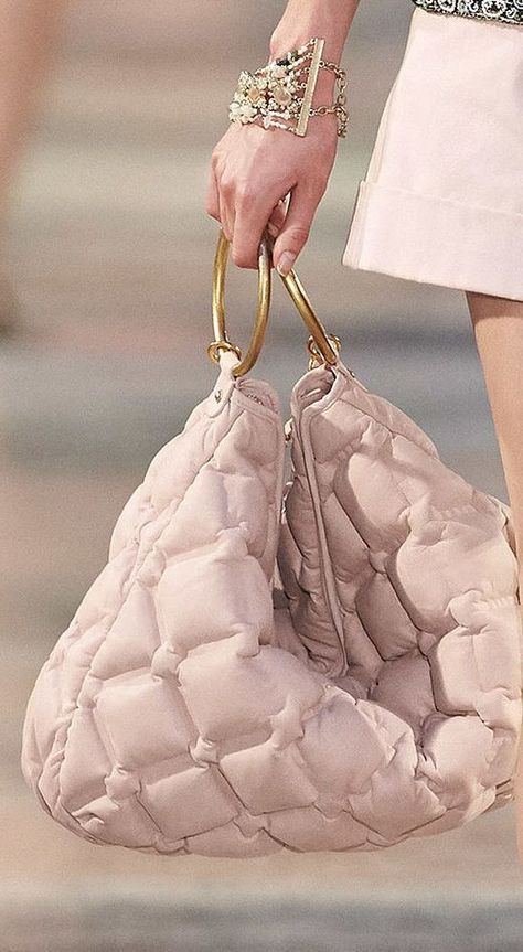 Chanel Resort 2017 Chanel Resort, Sacs Design, Chanel Couture, Lv Bags, Handbag Heaven, Burberry Handbags, Henri Bendel, Fashion Mode, Coco Chanel