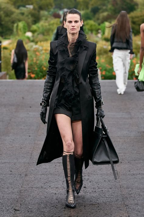 Givenchy Spring 2023, Carine Roitfeld, 2023 Ready To Wear, Spring 2023, Fashion Show Collection, Coat Fashion, Fashion Week Spring, Milan Fashion Week, Daily Outfits