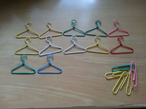 Make mini hangers for your kid's mini doll dresses using colorful paper clips. Altered Paper Clips, Recycled Paper Crafts, Accessoires Barbie, Beauty Salon Business Cards, Paper Clip Art, Paper Clothes, Colorful Paper, Barbie Diy, Miniatures Tutorials