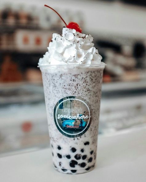 Boba Oreo cookies and cream Milk Tea Cookies, Boba Smoothie, Milk Tea Recipes, Tea Ingredients, Recipe Cookies, Boba Pearls, Bubble Tea Shop, Boba Drink, Cookies Cream