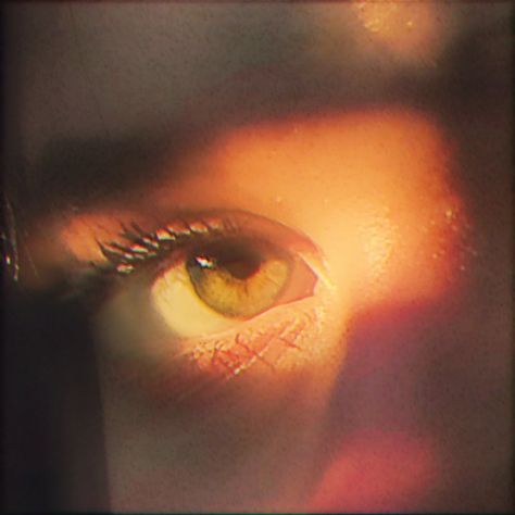 eye in the sunset Miracore Aesthetic, Eyes In Sunlight, Sunset Pfp, Sunset Eyes, Orange Eyes, Eye Photography, The Sunset, Debut Album, Golden Hour