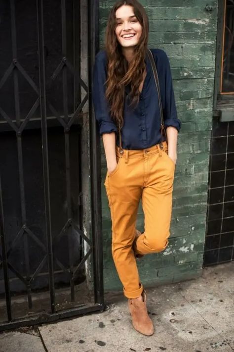 9 Street Style Ways to Look Tomboy Chic ... Mustard Pants Outfit, Suspenders Fashion, Tomboy Stil, Mustard Pants, Estilo Tomboy, Chino Pants Women, Yellow Clothes, Tomboy Chic, Spring Work Outfits