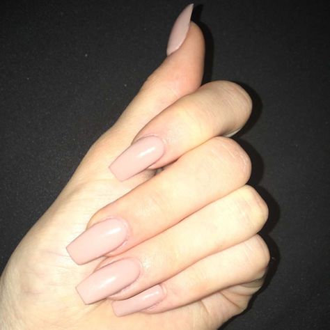 Kylie Jenner’s nude manicure match perfectly her skin tone. Maquillage Kylie Jenner, Kylie Nails, American Nails, Kylie Jenner Nails, Steal Her Style, Her Nails, King Kylie, Halloween Nail Art, Manicure Y Pedicure