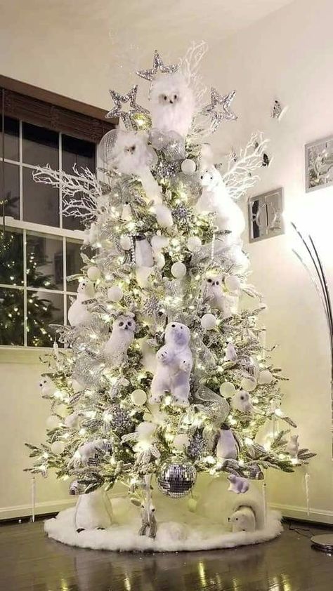 Yule Inspiration, Snowball Tree, Christmas Cocoa, Christmas Tree Decorating Ideas, Tree Decorating Ideas, Glam Christmas Decor, Wonderland Christmas, Christmas Tree Decorating, Silver Christmas Decorations