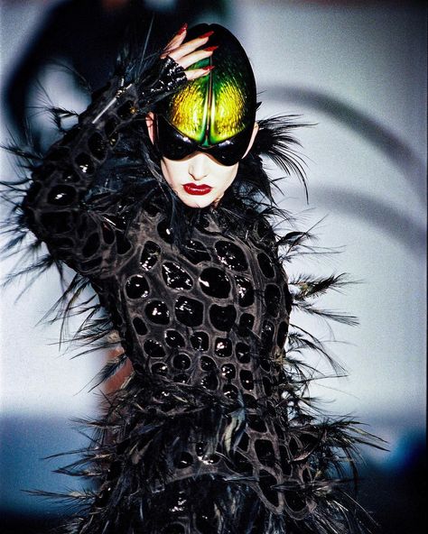 ✨🐜✨ #Muglerized & Wild-#Insects collection 1997 - @manfredthierrymugler #manfredthierrymugler  #mugler #thierrymugler  #MuglerAuthentic… Thierry Mugler Haute Couture, Extreme Fashion, Wearing A Mask, Futuristic Fashion, Thierry Mugler, Avant Garde Fashion, Arte Fantasy, Cat Walk, Future Fashion