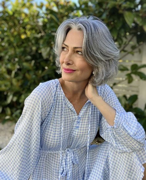 Grey Hair Haircut, Mode Over 50, Grey Curly Hair, Grey Hair Transformation, Medium Hair Styles For Women, Grey Hair Inspiration, Beautiful Gray Hair, Medium Curly Hair Styles, Hairstyles For Women Over 50