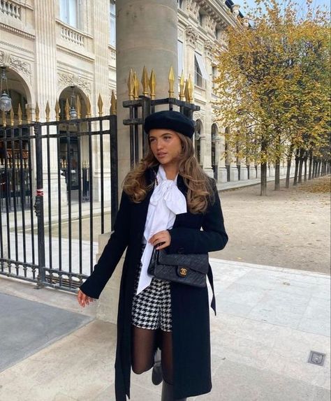 #fall #falloutfit #falloutfitinspo #autumnoutfit #autumnoutfitinspo #fallcasualoutfit, #AutumnOutfit, #LayeredLook, #ChicFallStyle, #CozyFashion, #TrendyTrenchCoat, #SeasonalStyle, #FallWardrobe, #FashionInspo, #StreetStyle, #FallVibes, #OutfitIdeas, #FashionForward, #OOTD, #FallLayers, #StyleEssentials, #sweaterweather, #preppy #preppyfashion #oldmoney #oldmoneyfashion #oldmoneystyle #blairwaldorfstyle Grace Foley, Mode Gossip Girl, Estilo Blair Waldorf, Estilo Gossip Girl, Blair Waldorf Outfits, Parisian Outfits, Gossip Girl Aesthetic, Gossip Girl Outfits, Mode Tips