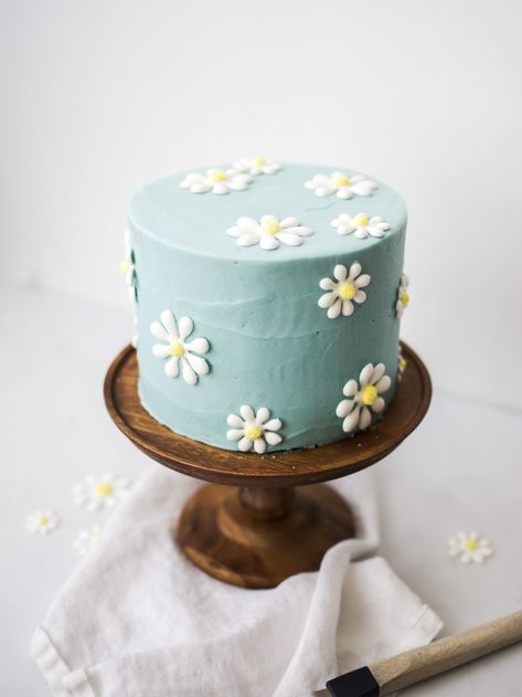 Cake Designs Blue And White, Simple Girl Birthday Cakes, Spring Cake Ideas Easy, Simple Cake Ideas Birthday, Cute Cakes To Make, Daisy Birthday Cake Ideas, Diy Daisy Cake, Easy Summer Cakes, Birthday Cake Toddler Girl