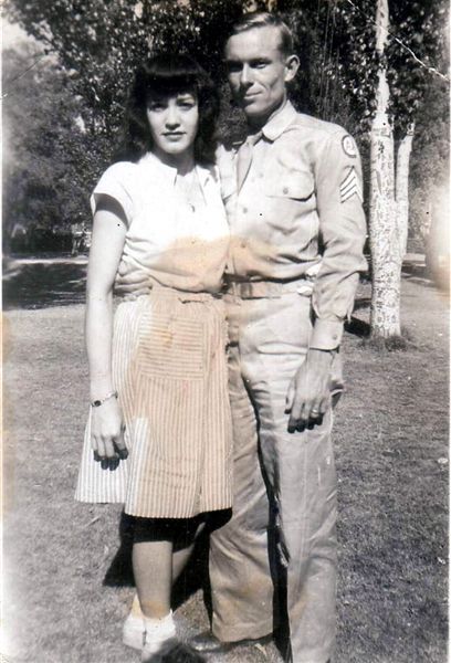 I love old photos. This was taken in about 1946 and is my mother and father. Old School Family Photos, Poor Father Photography, Father And Daughter Old Photos, 1960s Family Portraits, Old Film, Marilyn Monroe Early Photos, Old Family Photos, Mother And Father, My Mother