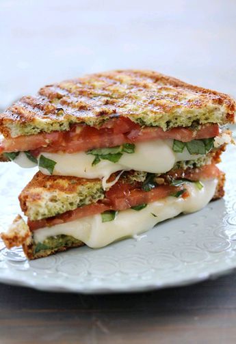 tomato basil mozzarella panini - yum!!! Tomato Basil Panini, Mozzarella Tomato Basil, Caprese Panini, Sandwich Vegetarian, Mozzarella Tomato, Grilled Sandwiches, Panini Recipes, Idee Pasto, Läcker Mat