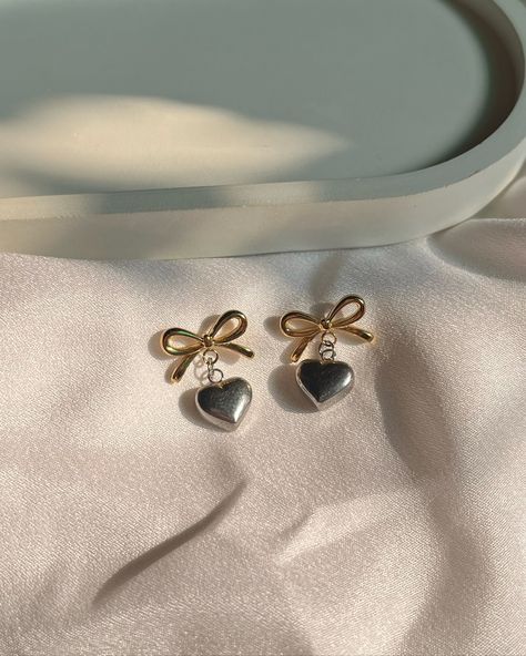 Amore earrings 🎀💓💕🌷 Shop via link in bio [waterproof, stainless steel jewelry, trending jewelry, Antitarnish jewelry, bow jewelry] Jewelry Bow, Jewellery Photo, Jewelry Trending, Trending Jewelry, Bow Jewelry, Bow Earrings, Steel Jewelry, Stainless Steel Jewelry, Necklace Earrings