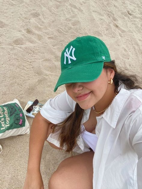 Green Hat Outfit Summer, Baseball Hat Selfie, Green New York Yankees Hat Outfit, Green Hat Outfit Baseball Caps, Green Ny Hat Outfit, Beach Asthetics Outfit, Green Hat Aesthetic, Green Ny Hat, Green Baseball Hat Outfit